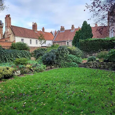 Minster Garden * يورك