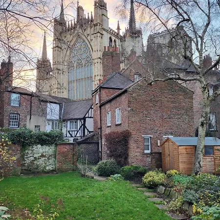 Апартаменты Minster Garden